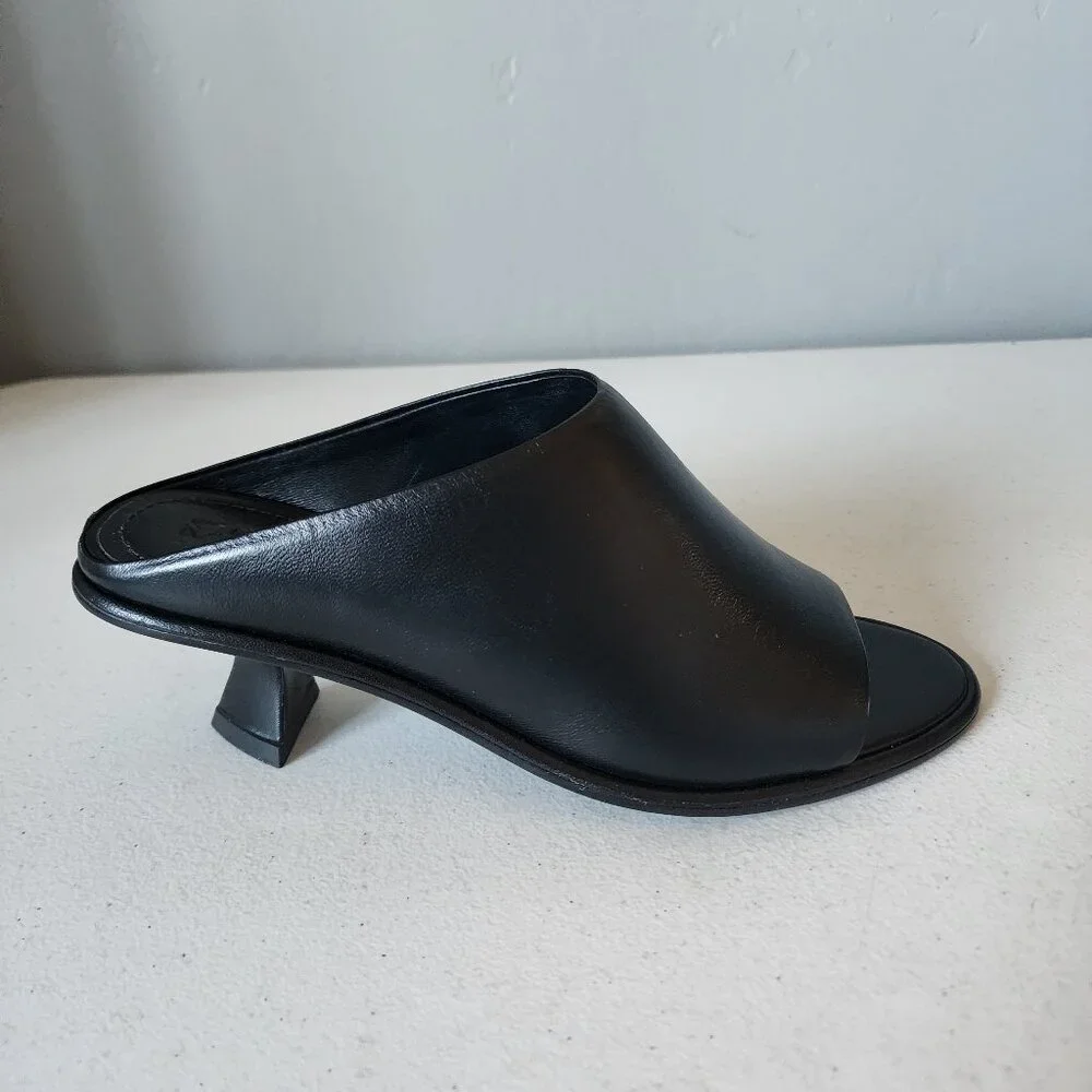 Mercedes Castillo Mule "EUC" - Picture 9 of 16